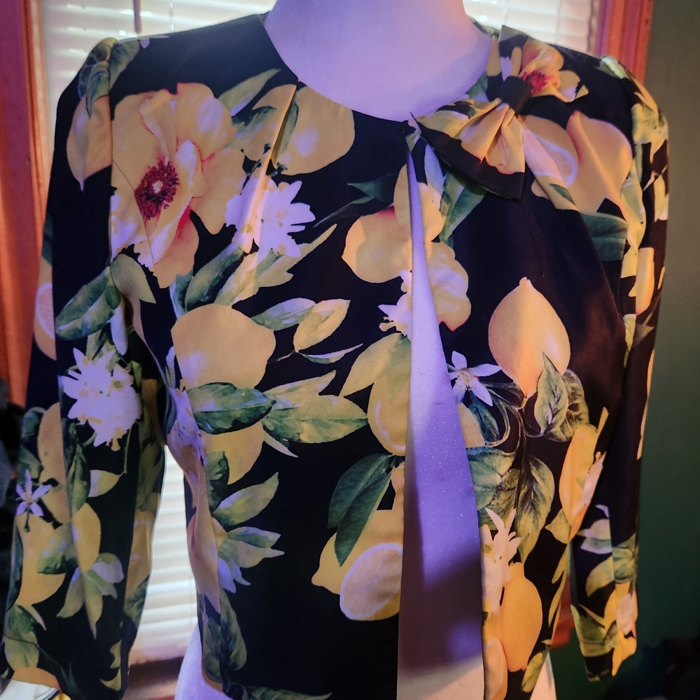 Dolce & Gabbana cropped jacket size Large.